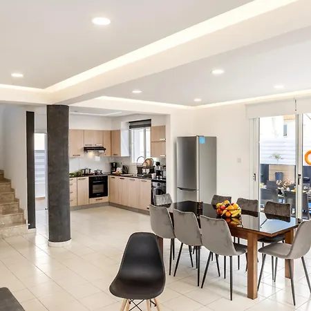 The Second Diamond Protara - 2' Walk To