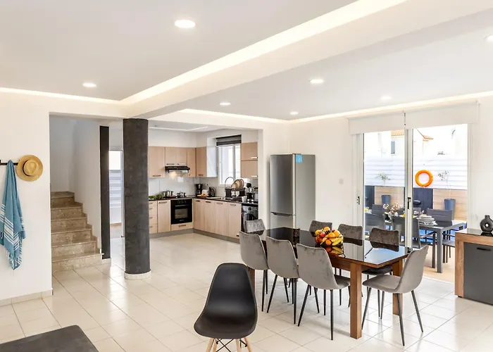 The Second Diamond Protara - 2' Walk To