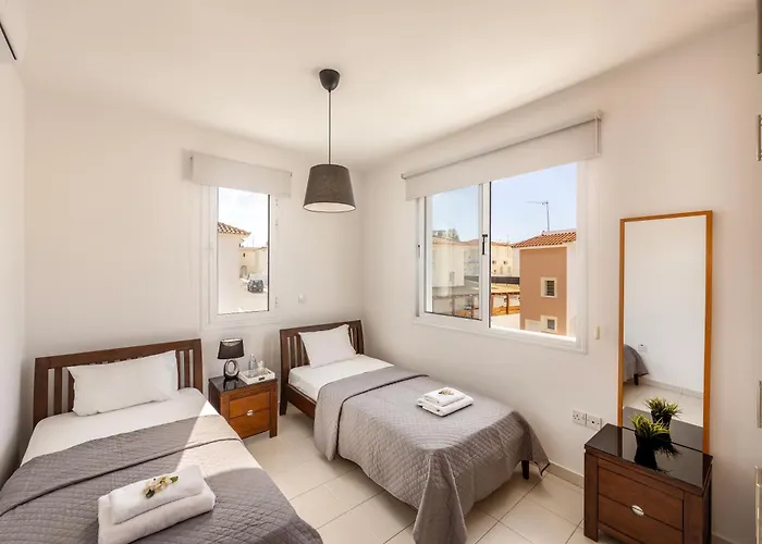 The Second Diamond Protara - 2' Walk To *