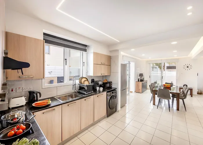 The Second Diamond Protara - 2' Walk To